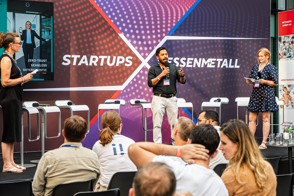 SYNAC.IO pitch on the STARTUPS X HESSENMETALL 2026 stage